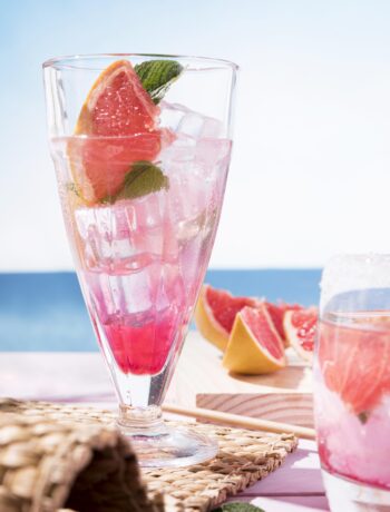 glass-with-fresh-fruit-aroma-drink